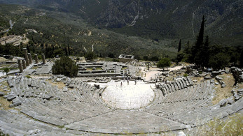 ΥΠΠΟ: επεμβάσεις για την αποκατάσταση του αρχαίου θεάτρου Δελφών
