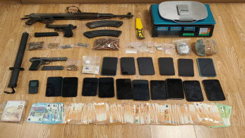 Εξαρθρώθηκε σπείρα με πάνω από 1 τόνο κάνναβης και βαρύ οπλισμό - Η λεία υπερβαίνει τα 8.000.000 ευρώ (video)