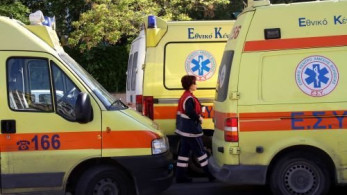 Έπεσε δέντρο στην πλατεία Αγίας Ειρήνης - Δυο τραυματίες