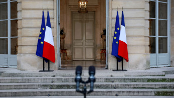 Γαλλία: οι Σοσιαλιστές δίνουν «παράταση ζωής» στην κυβέρνηση Λεκορνί