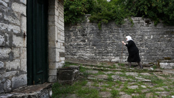 ΕΛΣΤΑΤ: η Ελλάδα μικραίνει, οι γάμοι λιγοστεύουν, τα διαζύγια αυξάνονται