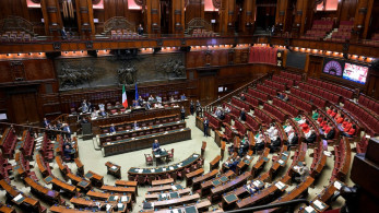 Χάος στην ιταλική Βουλή: Βουλευτές πιάστηκαν στα χέρια (video)