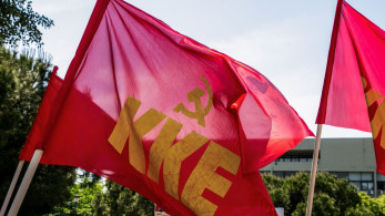 Ο Βουλαρίνος «ισοπεδώνει» το ΚΚΕ με «όπλο» το χιούμορ - «Δεν ξέρω τι πίνουν οι σύντροφοι» (video)