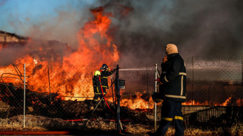 Μενίδι: κάηκε ολοσχερώς η επιχείρηση ξυλείας - Οι φλόγες πέρασαν και σε διπλανό εργοστάσιο (video)