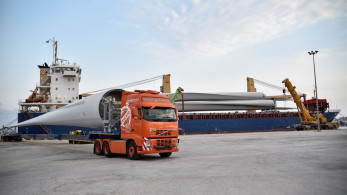 Στυλίδα: ανετράπη γερανός που μετέφερε ανεμογεννήτριες στο λιμάνι (video)