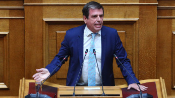 Σφοδρή λεκτική σύγκρουση στη Βουλή: Ο Καιρίδης «σβήνει» τον «πατριωτισμό» του Βελόπουλου