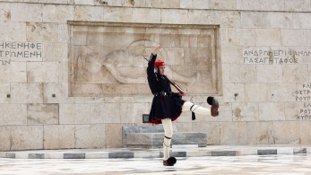 Το ΠΑΣΟΚ προσπαθεί να πατήσει σε δύο βάρκες: η «πάνω πλατεία» και το Μνημείο του Άγνωστου Στρατιώτη Το ΠΑΣΟΚ προσπαθεί να πατήσει σε δύο βάρκες: η «πάνω πλατεία» και το Μνημείο του Άγνωστου Στρατιώτη