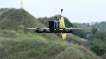 Συγκλονιστικό βίντεο: ρωσικό drone καταδιώκει Ουκρανό άμαχο στη Χερσώνα