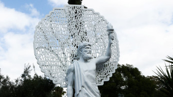 Πεδίον του Άρεως: Αποκαλυπτήρια στο πρώτο άγαλμα αφιερωμένο στους μικρομεσαίους επιχειρηματίες