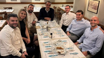 Ο Γρηγόρης Δημητριάδης με τα παιδιά της ΟΝΝΕΔ