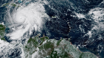 Ο τυφώνας Μελίσα πλήττει τη Νοτιοδυτική Τζαμάικα με 300 χλμ/ώρα