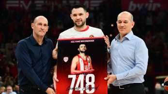 Αποθέωση για Παπανικολάου - Τον τίμησαν οι Αγγελόπουλοι για το ρεκόρ συμμετοχών στον Ολυμπιακό (video)