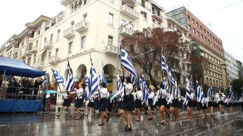 Με βροχή η μαθητική παρέλαση για την 28η Οκτωβρίου στη Θεσσαλονίκη (photos-video)