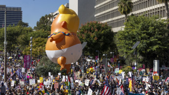 Εκατομμύρια στους δρόμους κατά του αυταρχισμού Τραμπ - Μαζικές πορείες σε όλη την Αμερική (video)