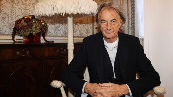 Ο Πολ Σμιθ ανακοίνωσε εορταστική συνεργασία με τη Βασιλική Όπερα του Λονδίνου