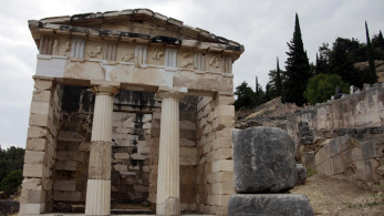 Απόπειρα αρχαιοκαπηλίας στους Δελφούς - Συνελήφθησαν δύο Πολωνοί τουρίστες