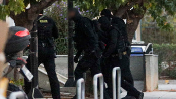 Οι αναρχικοί… τιμούν την τρομοκρατία: «Δόξα και τιμή» στον βομβιστή