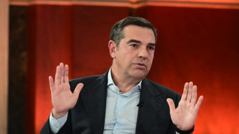 Ο πολιτικός πλασιέ Τσίπρας με ένα «Βίπερ» θέλει να ξεχαστούμε στην αμμουδιά της «Ιθάκης»