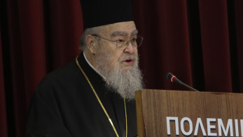 Ένταση στην Εκκλησία: ο μητροπολίτης Δωδώνης επιτέθηκε σε δάσκαλο για το πουκάμισό του (video)