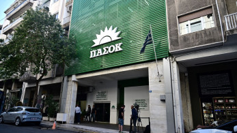 Από το «ΠΑΣΟΚ είμαστε όλοι» στο «ΠΑΣΟΚ τα χρωστάμε όλα»: η Χαριλάου Τρικούπη ζει τον μύθο της