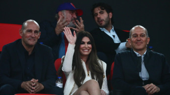 Η Κίμπερλι Γκιλφόιλ στο ΣΕΦ για τον αγώνα του Ολυμπιακού - Μαζί της οι Αγγελόπουλοι (photos)