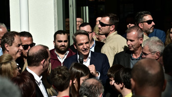 Μητσοτάκης από Ελευσίνα: Η χώρα ισχυροποιείται - Αυξήσεις στους μισθούς από Ιανουάριο