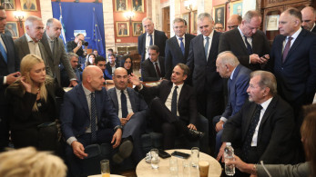 Στο εντευκτήριο με βουλευτές ο Μητσοτάκης: Το θέμα είναι ποιος θα σουβλιστεί στις εκλογές (photos)