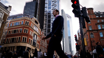 Μετά τη Γαλλία, οι αγορές χτύπησαν και τη Βρετανία λόγω ανησυχιών για τα δημοσιονομικά