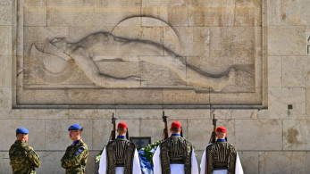 Σε συλλήψεις κατέληξαν οι 23 προσαγωγές μετά τα αίσχη του Ρουβίκωνα στον Αγνωστο Στρατιώτη