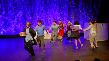 «Για τη Ρούσα»: μια παράσταση-μαχαιριά που μας θυμίζει γιατί αξίζει να πληρώνουμε το τίμημα των ονείρων μας