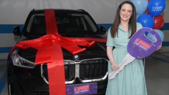 Η τυχερή που κέρδισε το αυτοκίνητο στον διαγωνισμό για τα 5 χρόνια του live casino του Pamestoixima.gr