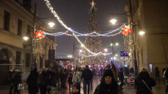 Φάτνη χωρίς πρόσωπα στις Βρυξέλλες - Ο Δημήτρης Οικονόμου κατακεραυνώνει: «Καραγκιοζιλίκι» ή τέχνη; (video)