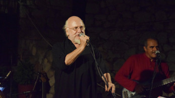 Σαν σήμερα γεννήθηκε ο Διονύσης Σαββόπουλος, ο αιώνιος έφηβος της ελληνικής μουσικής