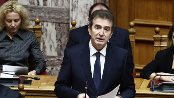 Στη Βουλή η τροπολογία του Μιχάλη Χρυσοχοΐδη: κακούργημα η οπλοφορία, βαριές ποινές για μπαλωθιές