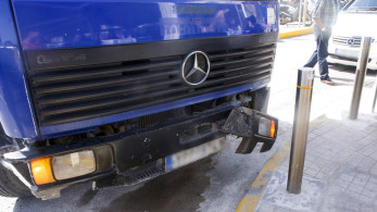 Θανατηφόρο τροχαίο με φορτηγό στο Πέραμα - Νεκρή η 54χρονη μητέρα του οδηγού