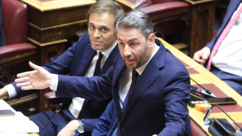 Πήγε (στη Βουλή) για μαλλί κι έφυγε… κουρεμένος ο Ανδρουλάκης: νέες γκάφες και fake news