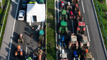 Παραμένουν στα μπλόκα οι αγρότες - Κλειστή η εθνική Αθηνών-Θεσσαλονίκης