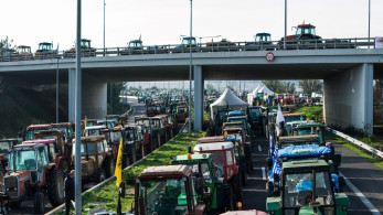 Παραμένουν στην εθνική Αθηνών-Θεσσαλονίκης τα τρακτέρ - Οι αγρότες κλείνουν το τελωνείο Προμαχώνα
