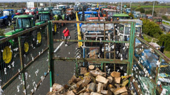 Καρδίτσα: ένταση μεταξύ αγροτών και αστυνομίας έξω από το γραφείο Τσιάρα