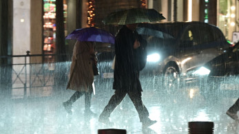 Η κακοκαιρία «χτυπά» την Αττική: πλημμύρες σε Μάνδρα και Μέγαρα, προβλήματα στην Αθηνών-Κορίνθου