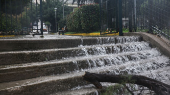 Συνεργεία της Περιφέρειας Αττικής απομακρύνουν τα φερτά υλικά στους πλημμυρισμένους δρόμους