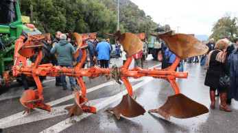 Αγρότες: αμετακίνητοι αυξάνουν τα μπλόκα ανά τη χώρα με χιλιάδες τρακτέρ