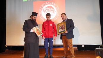 Ο ποδοσφαιριστής του Ολυμπιακού Χρήστος Μουζακίτης στα εκπαιδευτήρια της Ιεράς Μητροπόλεως Πειραιώς