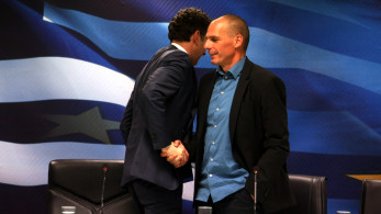 Από την ντροπιαστική χειραψία Βαρουφάκη, στο Eurogroup του Πιερρακάκη: Η Ελλάδα μεταμορφώνεται μέσα σε μια δεκαετία