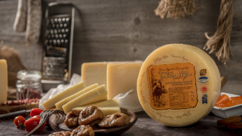 Taste Atlas: στην κορυφή του κόσμου η Γραβιέρα Νάξου ΠΟΠ