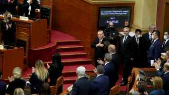 Επεισόδια και φωτοβολίδες στη Βουλή της Αλβανίας - Στο επίκεντρο η αντιπρόεδρος της κυβέρνησης (video)