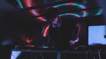 Rave πάρτι στη Λαμπρινή στα σκαλιά εκκλησίας, με κάλεσμα του Δήμου Αθηναίων (video)