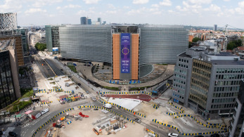 Η ΕΕ επεκτείνει τον μηχανισμό άνθρακα: Προστασία για τη βιομηχανία και καθαρότερο μέλλον από το 2026