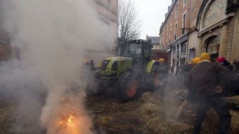 Γαλλία: αγρότες «πολιορκούν» τη θερινή κατοικία του Μακρόν - Πέταξαν ακόμη και φέρετρο (video)