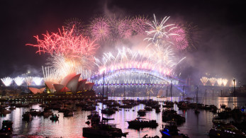 Η υφήλιος υποδέχεται το 2026: Θεαματικά σόου και παραδόσεις σε απόλυτο συναίσθημα (video)